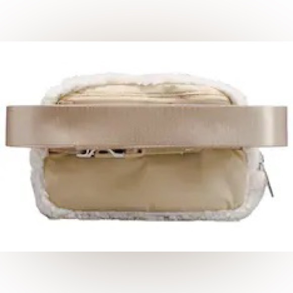 Brand New Sold Our Lululemon Everywhere Belt Bag 1L
Fleece Ivory - Picture 4 of 12